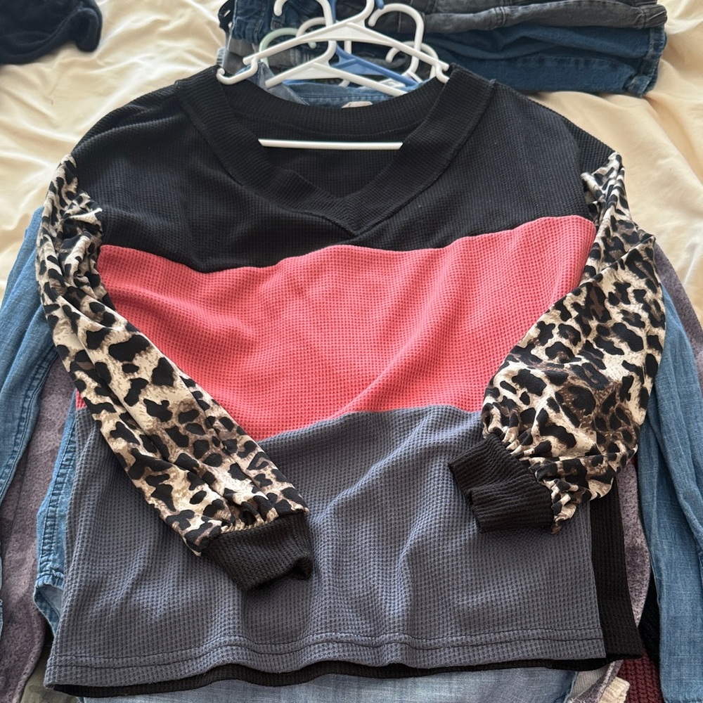 Leopard print sleeve; Colorblock Vneck sweater